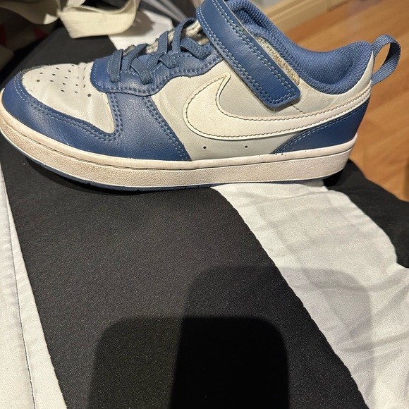 Youth Nike sneakers - Picture 2 of 3